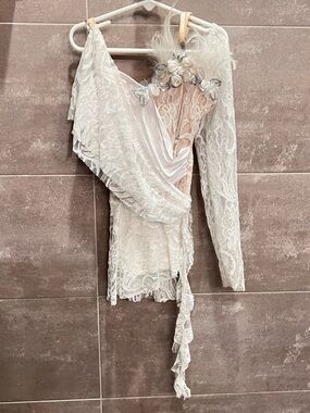White Lace One-Shoulder Dance Costume with Feather and Rose Accents